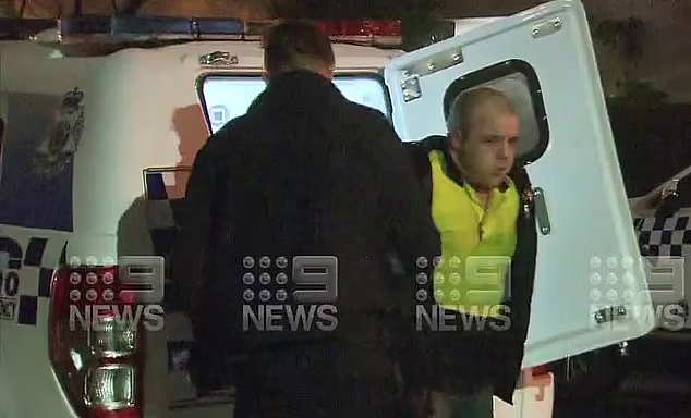 澳警方内城区追捕偷车贼，一男子掏出螺丝刀试图袭警，最终两人被捕（视频/组图） - 2
