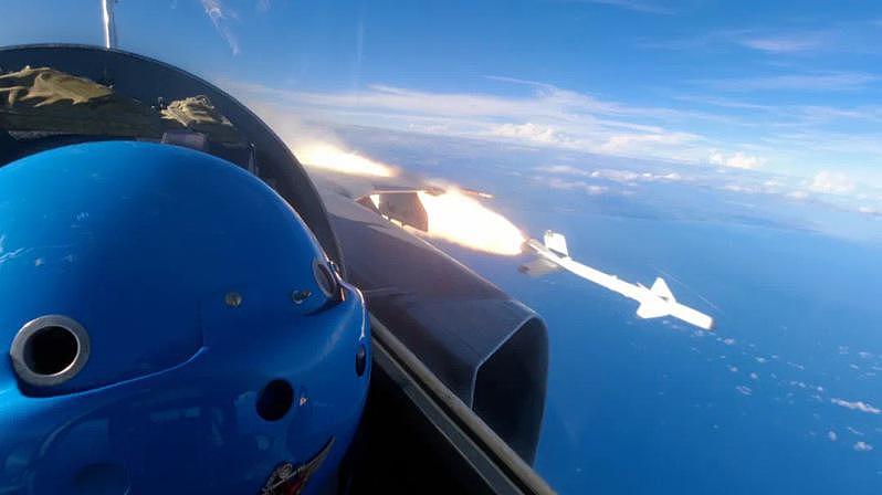 解放军南部战区近日进行空对空飞弹实射，图为空军飞弹发射瞬间画面。 （取材自解放军南...