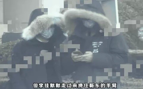 靳东44岁老婆罕见露面，一头白发显苍老，在家带娃被儿子用脚蹬脸（组图） - 6