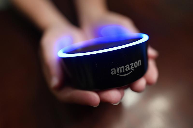亚马逊以大量收集消费者资讯闻名，图为搭载亚马逊语音助理Alexa的Echo装置。 ...