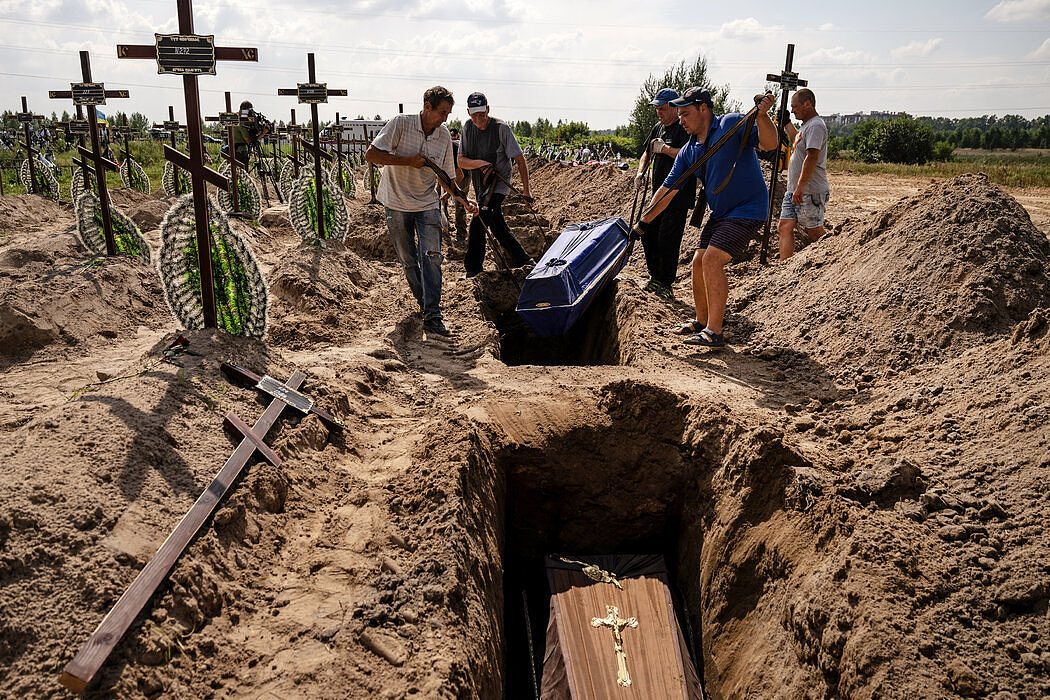 在俄罗斯占领部队撤出几个月后，布查的居民仍在安葬死者。