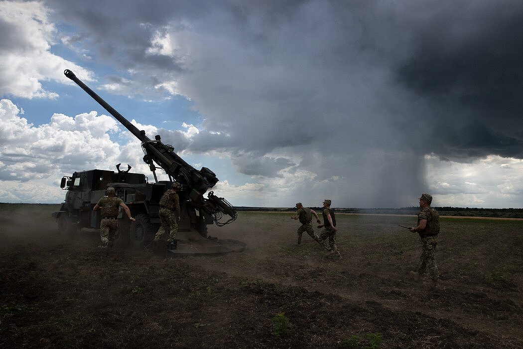 6月，乌克兰士兵用榴弹炮向顿涅茨克地区的俄军目标开火。