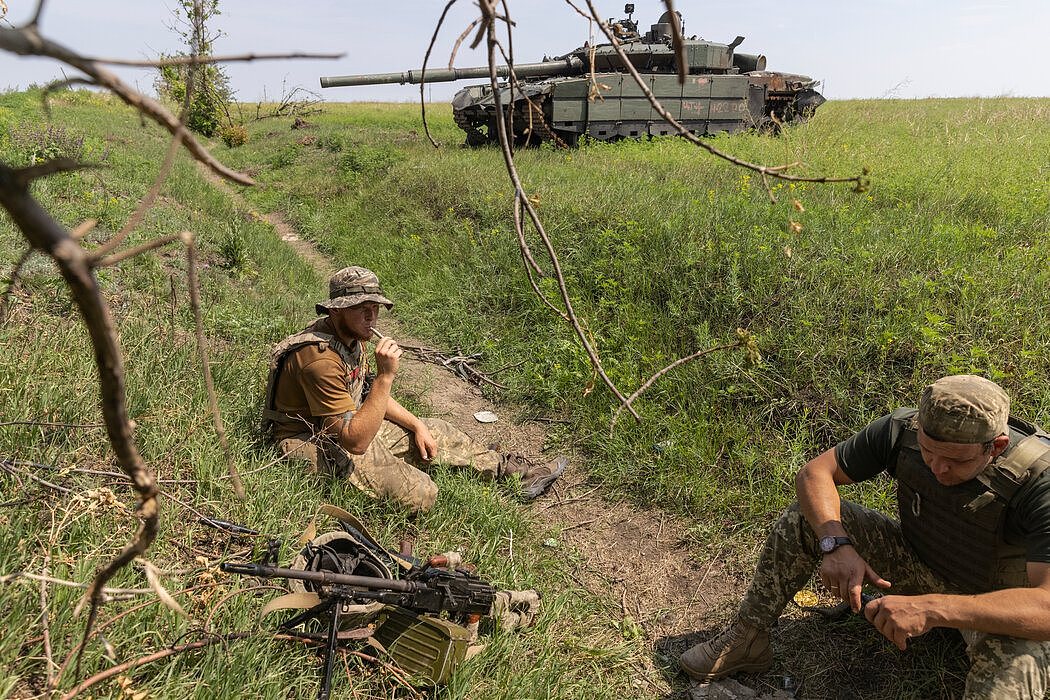乌克兰士兵在缴获的俄罗斯坦克周围休息。五角大楼的一名官员称，俄军装甲车辆的损失应在3000至4000辆之间。