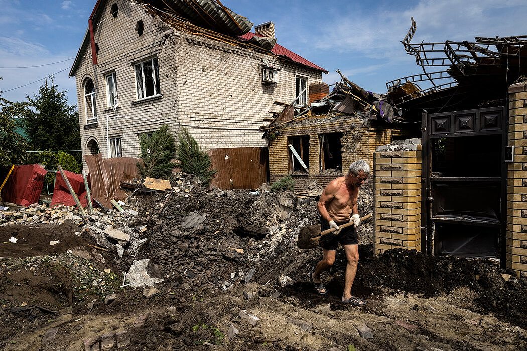 经历俄军一夜炮击的乌克兰东部城市克拉马托尔斯克。