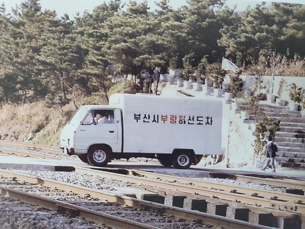 一辆用于把人送进兄弟之家的车，车身上写着“釜山市流浪者引导车”，照片未注明日期。