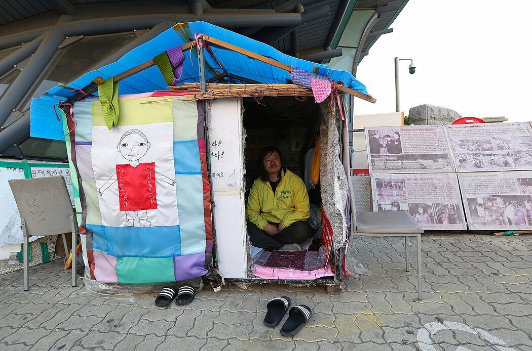 在兄弟之家忍受了五年强迫劳动的崔承宇（音）2019年在首尔的国民大会附近静坐抗议。