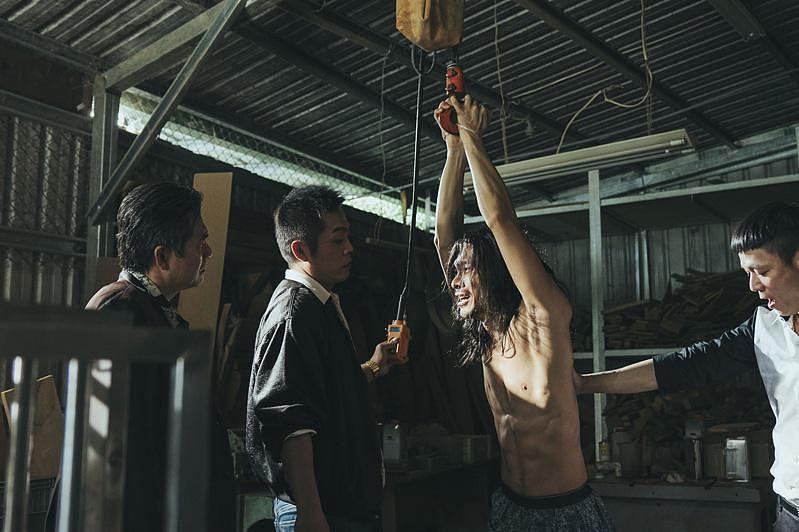 姚淳耀(右)裸身吊着被洪都拉斯毒打。 （图：络思本娱乐制作提供）