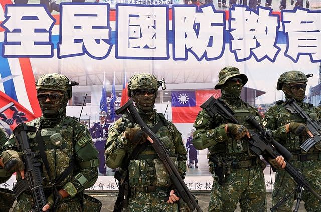 参加台湾新北市举行的年度民防演习的持枪士兵（2022年7月14 日资料照片）。