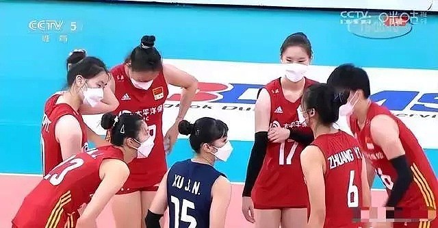 吵翻了！中国女排在国外比赛，因全员戴上N95口罩引热议，网友称看着都憋得慌，排协急忙道歉（视频/组图） - 9