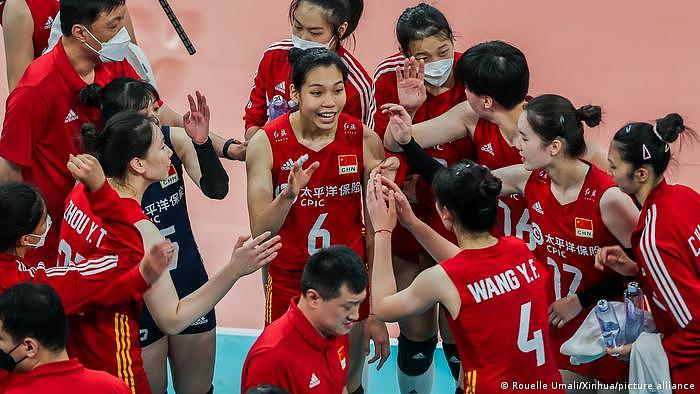 中国女排在对伊朗队比赛中，先是戴口罩上场，失一局后摘掉口罩继续