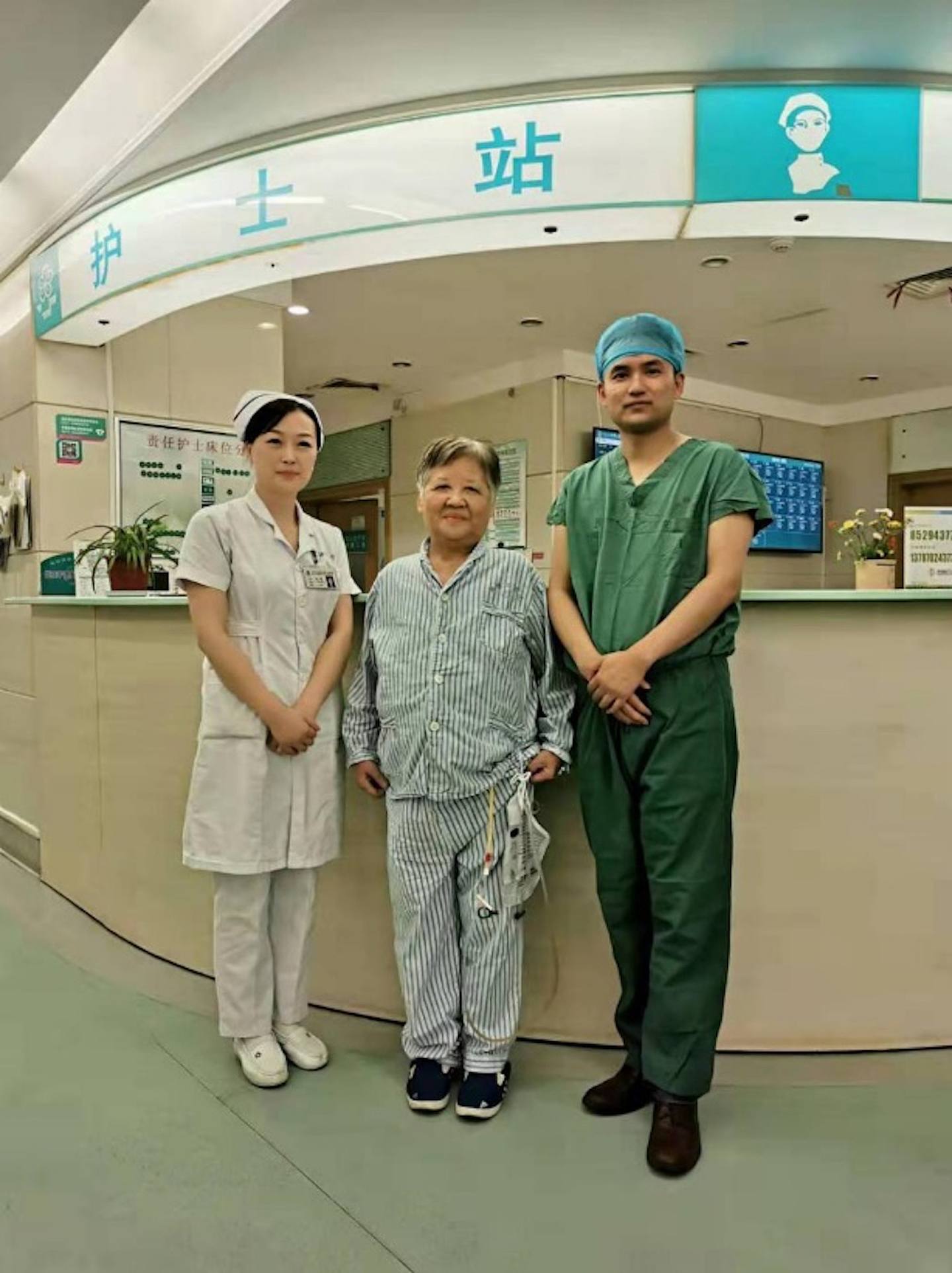 涉事医院网站一篇2019年7月的报道称，刘翔峰（右）为一名八旬老妇（中）取出腹部巨大肿瘤，患者「紧紧握住刘翔峰副教授的手再三感谢」。 （中南大学湘雅二医院官网）
