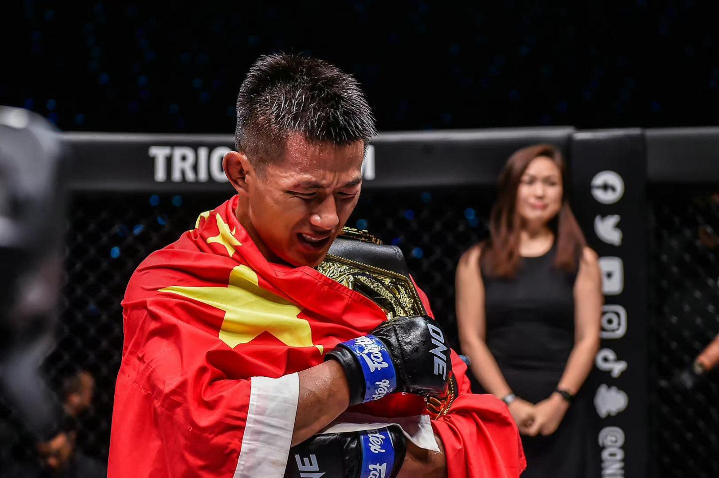 创造历史！唐凯获得中国首个男子MMA世界冠军（视频/图） - 2