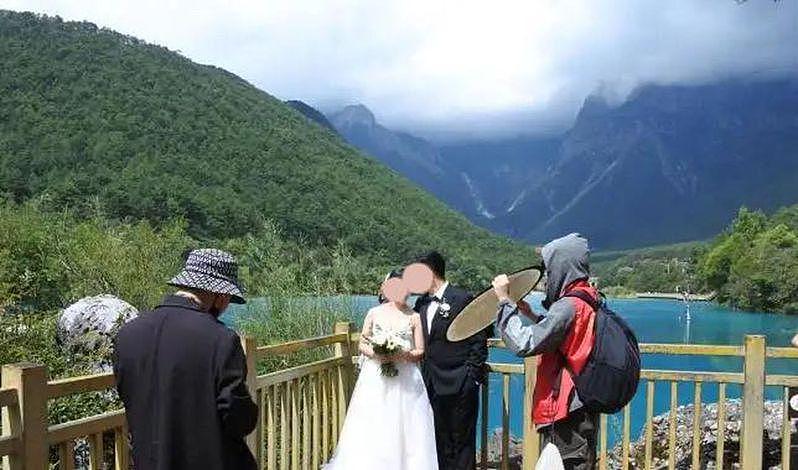 婚庆公司的工作人员带着新郎新娘来玉龙雪山拍婚纱照。 （取材自荔枝观察）