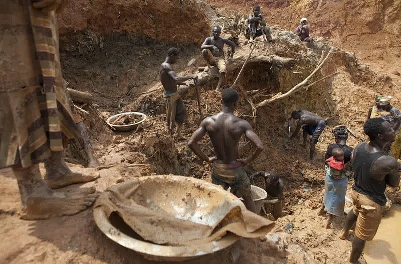 ▲非洲的迦纳因黄金蕴藏量丰富，吸引许多淘金客，还有不少国家的矿业公司前往插旗。 （图／美联社／达志影像）