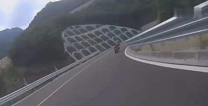 北京一摩托车骑手撞车坠崖身亡！后车视频记录全过程（视频/组图） - 2
