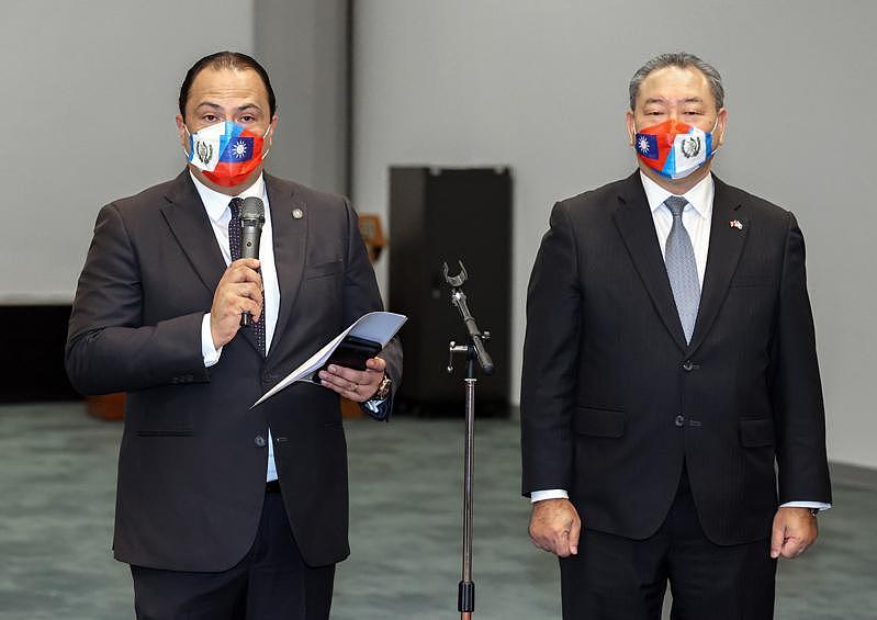 瓜地馬拉外交部長步卡羅（左）於機場發表談話。（記者黃仲明／攝影）