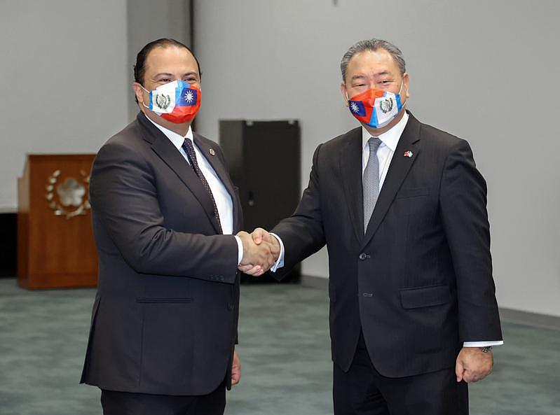 瓜地馬拉外交部長步卡羅（左）發表談話後，與外交部常務次長俞大㵢（右）握手合影。（...