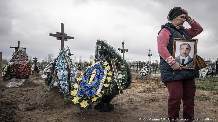 Bilderchronik des Krieges in der Ukraine | Friedhof in Butscha