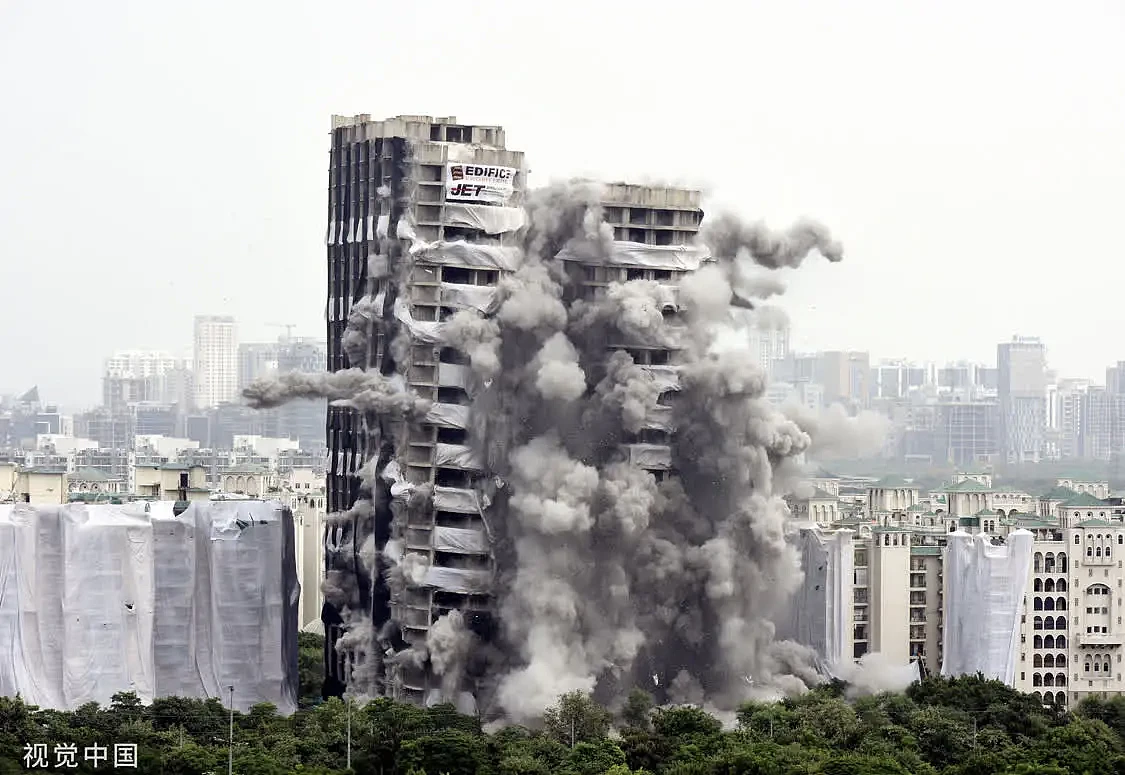 当地时间2022年8月28日，印度诺伊达，一座103米高的住宅“双子塔”在受控的内爆中被拆除。