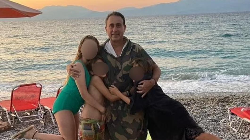 52 歲的英國男子史塔馬提斯（Stamatis）日前帶著兒子與外甥，來到希臘首都雅典（Athens）的「宗崎火山」度假，卻慘遭野狗襲擊。（圖／翻攝自每日郵報） 英男帶3孩度假慘被「15隻野狗」撕咬　身負重傷險喪命