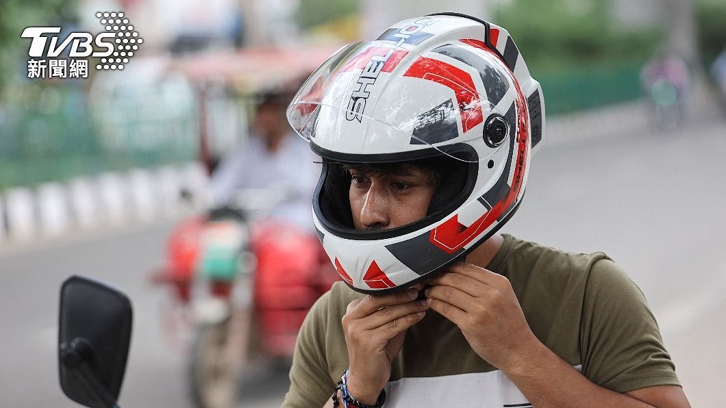 名为印度防空污神器的安全帽，因为售价过高、重量太重，造成2019年推出后名气并不高。 （图/达志影像路透社） 让你骑车能好好呼吸印度政府大推新版「防空污神器」
