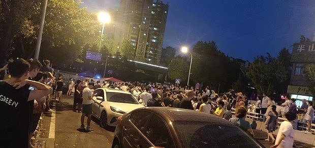 重庆小区居民抗议封控 当局出动特警最终解封