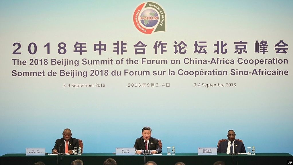 2018年9月4日中国国家主席习近平与南非总统西里尔·拉马福萨（左）和塞内加尔总统麦基·萨勒在中国北京人民大会堂为2018年中非合作论坛北京峰会举行联合新闻发布会。（美联社照片）