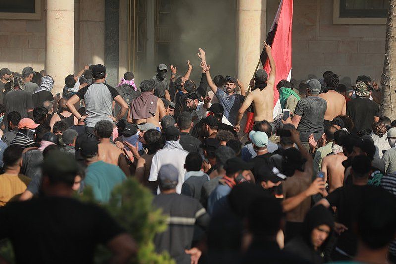 伊拉克什葉派教士薩德（Moqtada Sadr）宣布引退，其支持者衝進巴格達政府大樓，與反對什葉派團體和安全部隊發生衝突，造成至少17死百人傷。歐新社