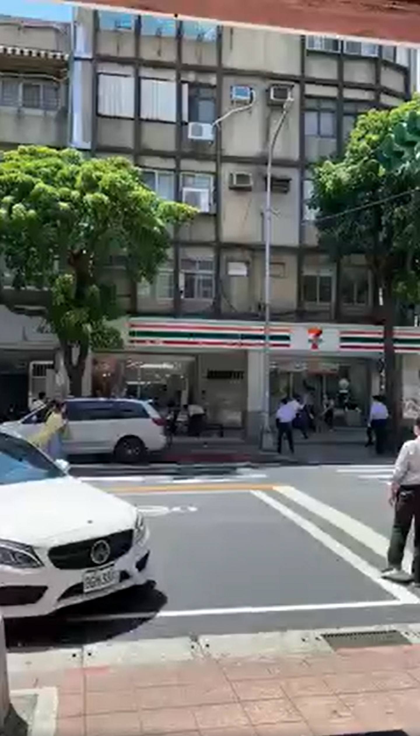 台湾陈姓男子29日下午在台北市南港区某超商外持刀砍伤叶姓女子，有关影片在网上社群流传。 （爆废公社Facebook）