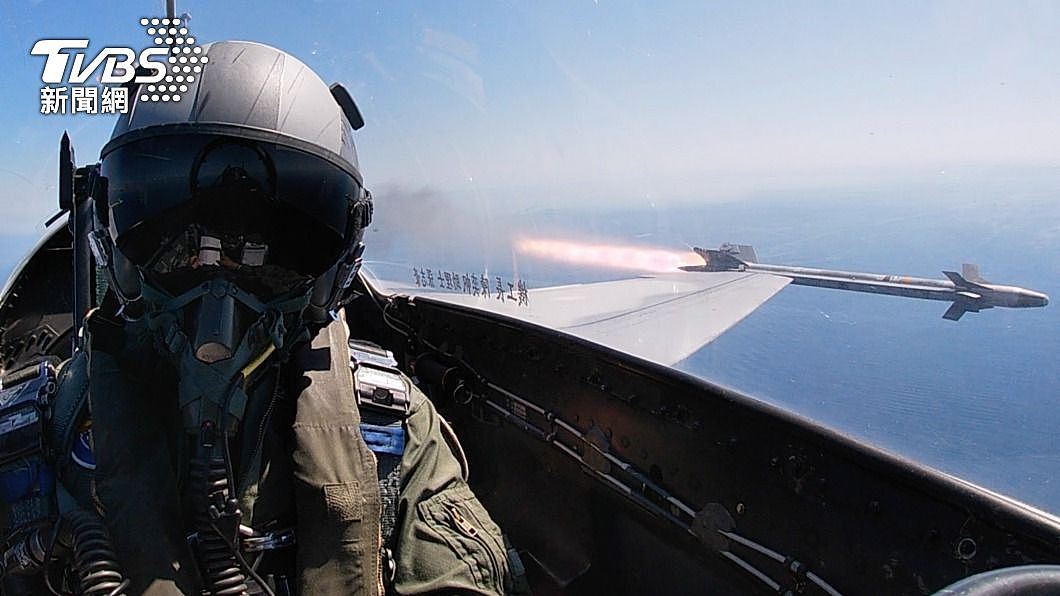 我國F-16戰機在漢光演習發射響尾蛇飛彈攻擊假想目標。（圖/達志影像美聯社） 美媒：拜登允對台334億軍售　含160枚魚叉和響尾蛇飛彈