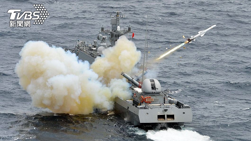 南韓軍艦在演習期間試射魚叉飛彈攻擊目標。（圖/達志影像美聯社） 美媒：拜登允對台334億軍售　含160枚魚叉和響尾蛇飛彈
