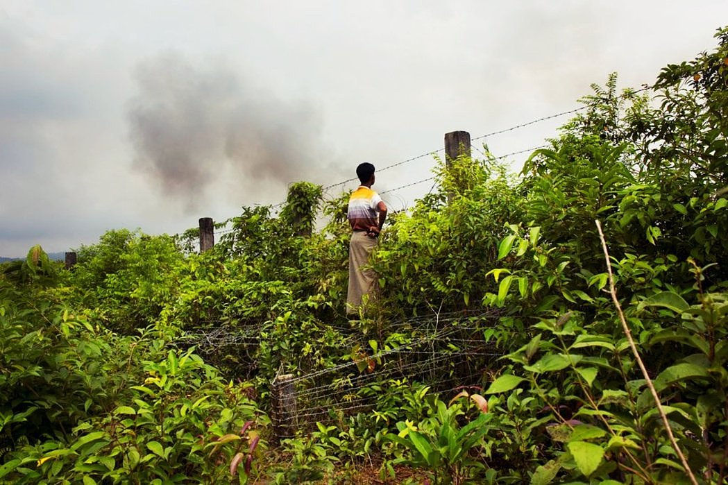 2017年9月4日，一名罗兴亚男子站在孟加拉边境，望着对面冒火滚出浓烟的缅甸。 ...