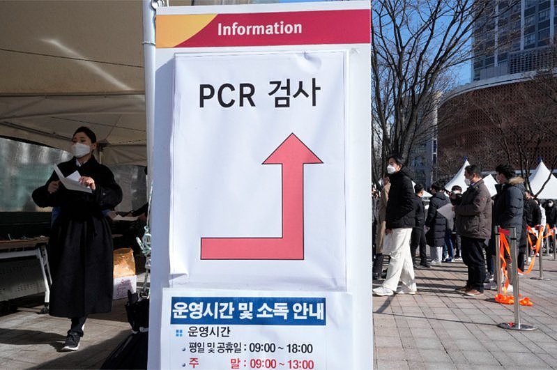 韩国防疫当局研拟，取消自海外入境韩国前须接受COVID-19的PCR检查规定。 图为先前韩国PCR检测情形。 美联社资料照