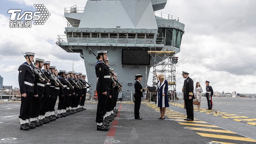 英國王儲查爾斯王子之妻卡蜜拉5月曾登艦參觀。（圖／達志影像美聯社） 糗！英最大軍艦「威爾斯親王號」啟程訪美　剛出發就拋錨