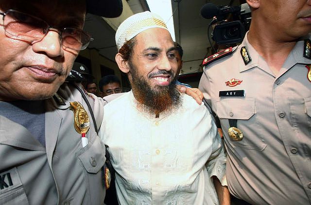 印尼爆炸狂徒炸死二百余人，保释后上镜悔过，监狱长与其称兄道弟（组图） - 5
