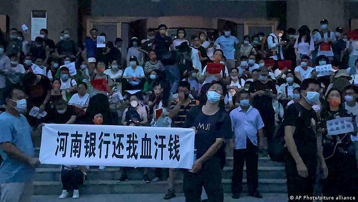 7月10日在郑州抗议的民众