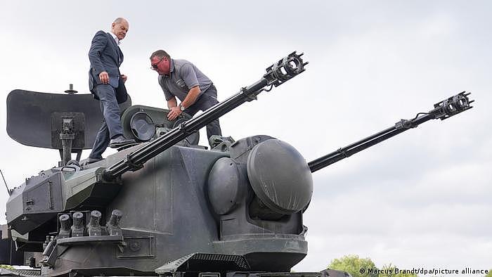 德国总理肖尔茨视察石荷州一座乌克兰士兵训练营地，并登上坦克。