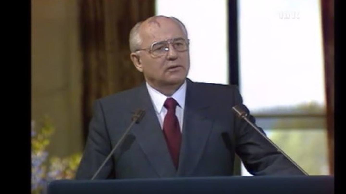 戈爾巴喬夫：圖為1991年6月5日，時任蘇聯總統戈爾巴喬夫在挪威首都奧斯陸接受諾貝爾和平獎，期間發表演說。（諾貝爾獎網站影片截圖）