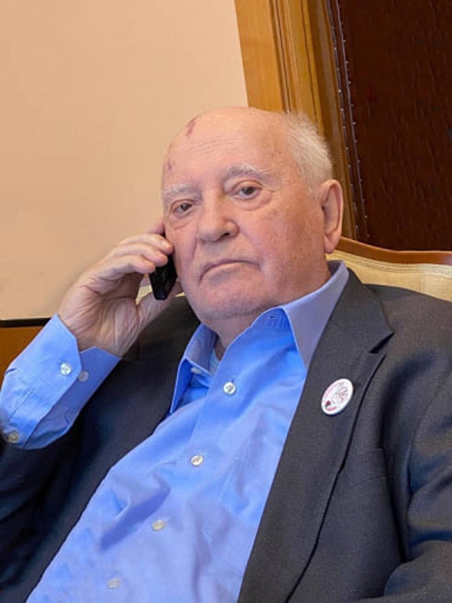 戈爾巴喬夫：圖為戈爾巴喬夫基金會Facebook於2021年4月27日公布的照片，顯示前蘇聯總統戈爾巴喬夫正在接聽電話。（The Gorbachev Foundation Facebook）