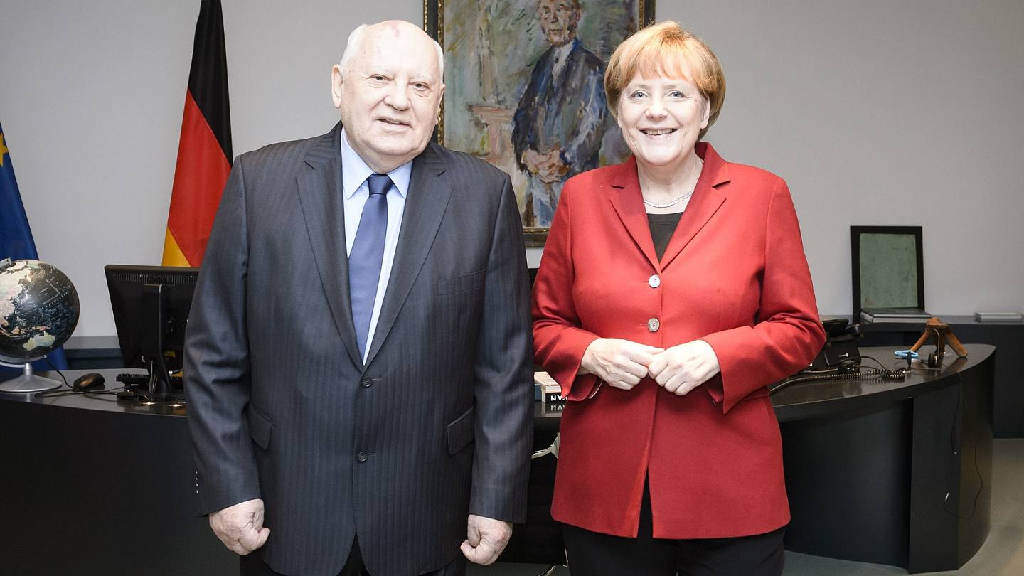 戈爾巴喬夫：圖為2014年11月10日，前蘇聯總統戈爾巴喬夫（左）與德國總理默克爾（右）在德國柏林會面。（Getty）