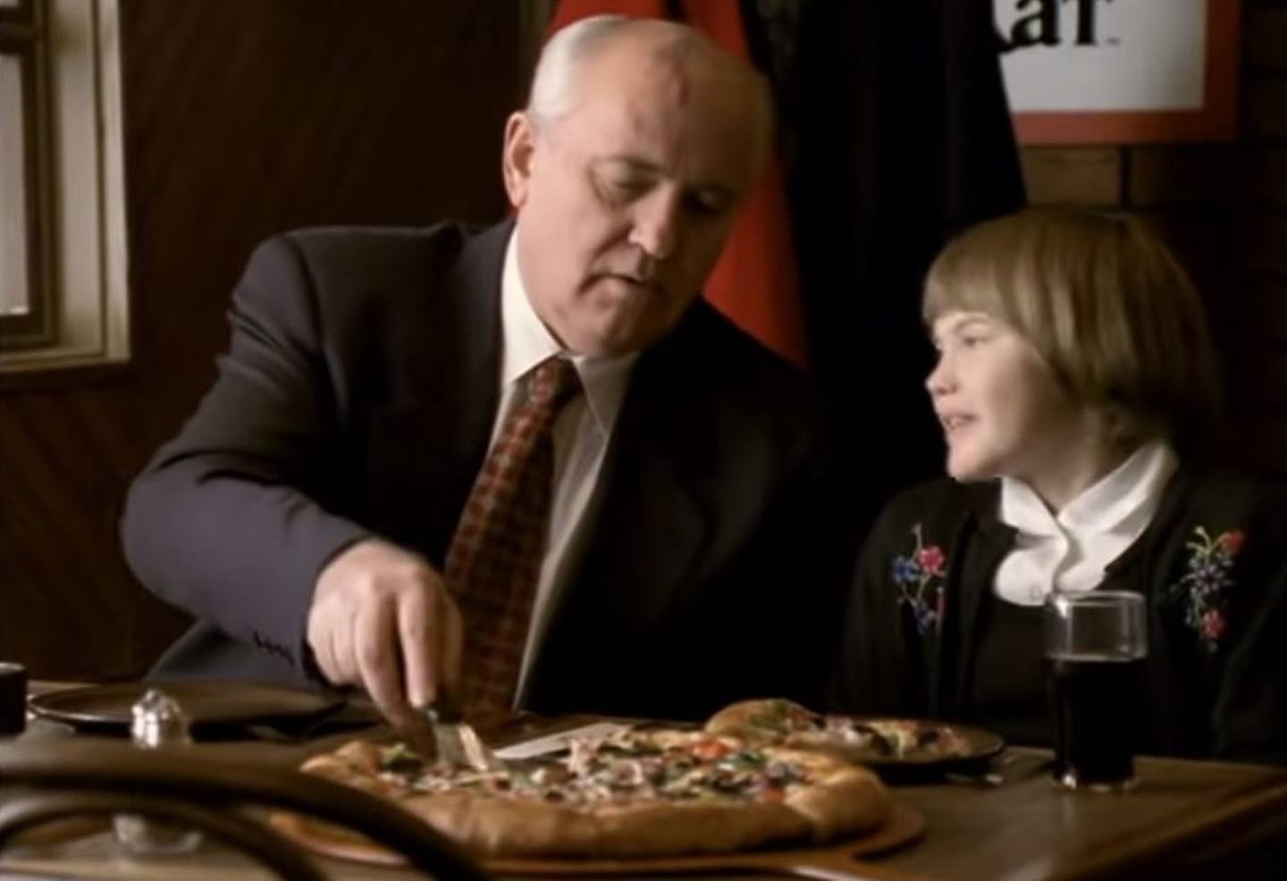 戈爾巴喬夫：圖為美國連鎖餐廳Pizza Hut於1997年的廣告的影片截圖，顯示前蘇聯總統戈爾巴喬夫與外孫女一起到俄羅斯Pizza Hut餐廳吃薄餅。（Tom Darbyshire的YouTube頻道影片截圖）