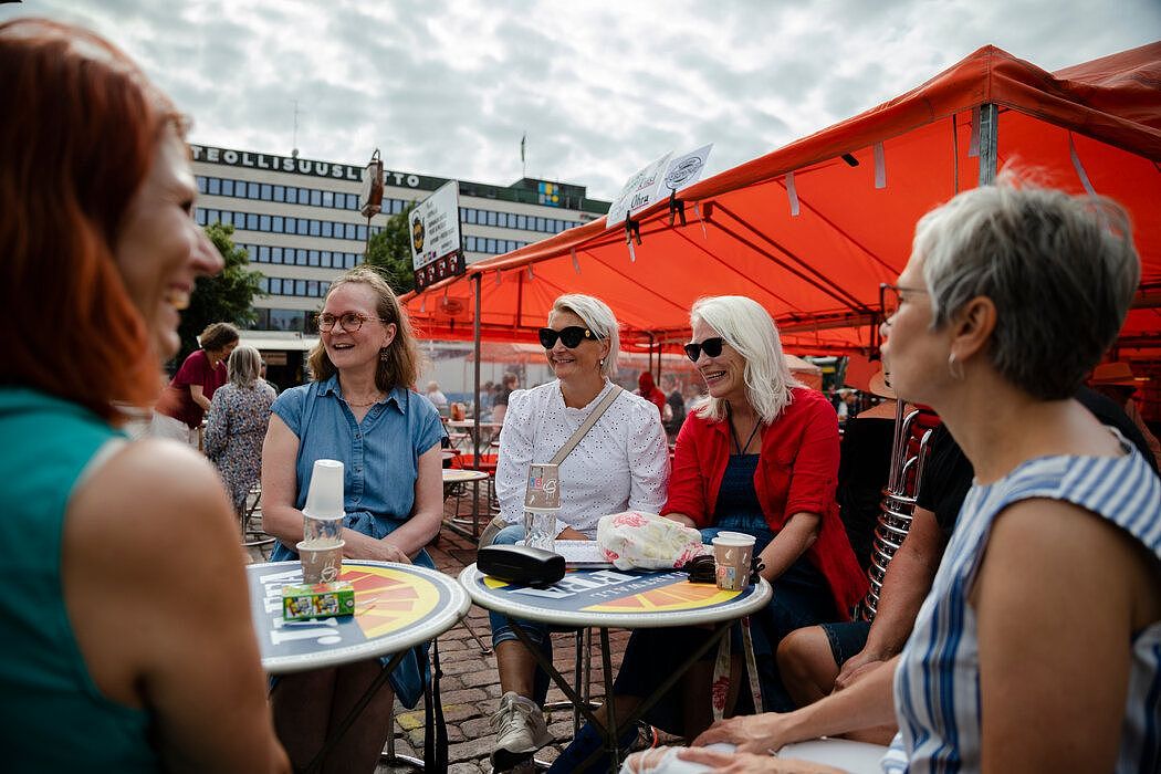 一群朋友在赫尔辛基市场的一家咖啡馆聚会。大部分讨论都围绕着马林参加派对的视频展开。