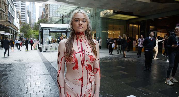 悉尼CBD惊现“血尸”！多名半裸女子躺地抗议，路人被惊呆（组图） - 3