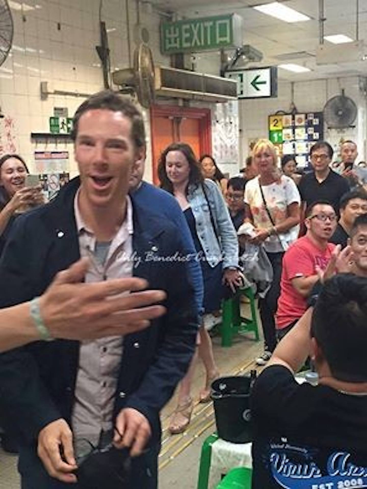 「奇異博士」班尼迪甘巴貝治（Benedict Cumberbatch）到香港宣傳電影時，也特意到「東寶小館」吃飯。（網上片段截圖）