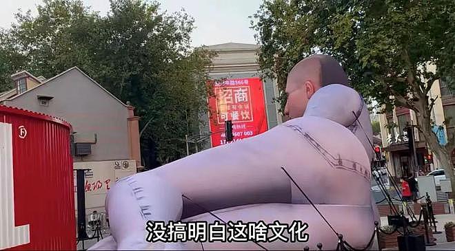上海淮海路闪现“巨型充气人偶”！有人吓哭，有人被迷住（组图） - 11