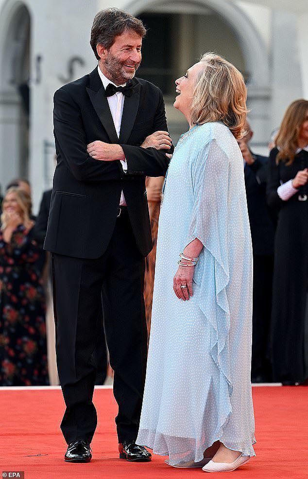 74岁希拉里·克林顿现身威尼斯电影节，有小11岁帅男相陪，好开心（组图） - 4