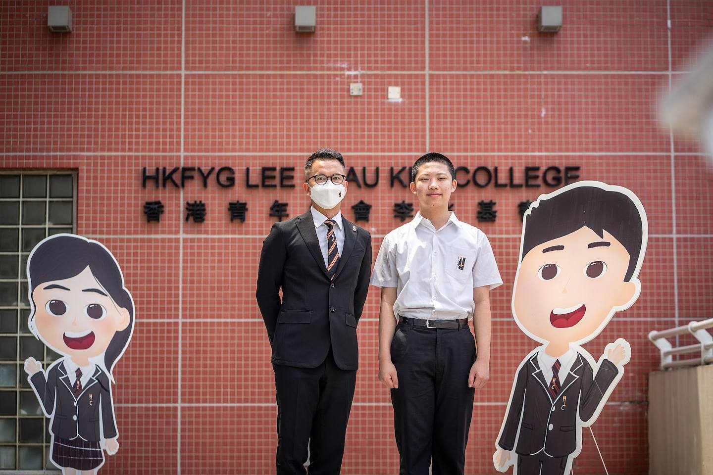 香港青年协会李兆基书院校长连镇邦（左)提到刘鸿志同学是一个「好成熟、好humble（谦虚）」，完全展现该校「自学、自律、自信」的「三自精神」。 （受访者提供）