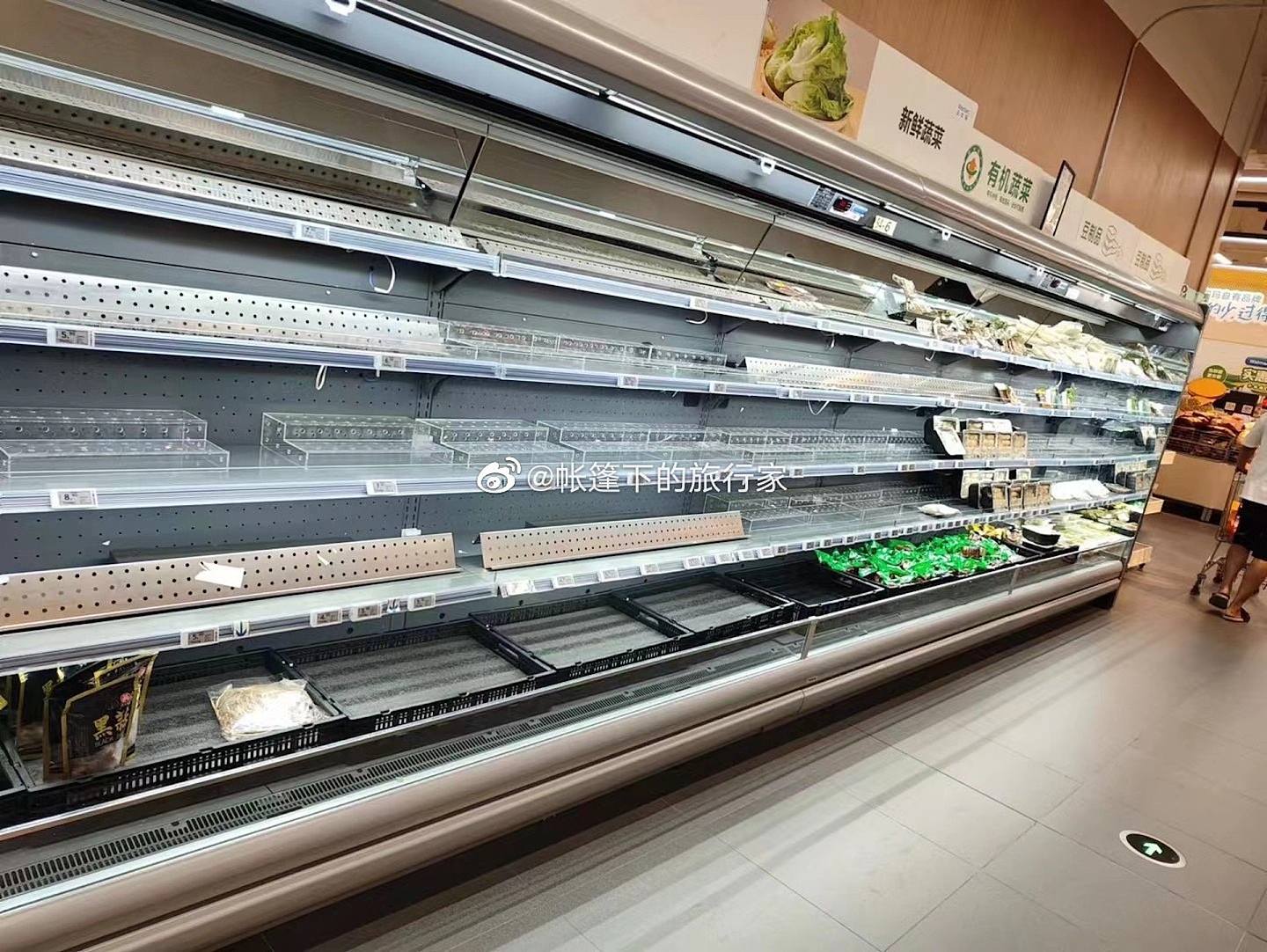 超市的蔬菜貨架已清空。（微博＠帳篷下的旅行家）