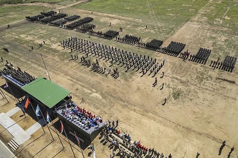 來自14個國家的軍隊參加了俄羅斯主辦的「東方-2022」軍事演習，圖為俄羅斯國防部提供的開幕典禮照片。(歐新社)