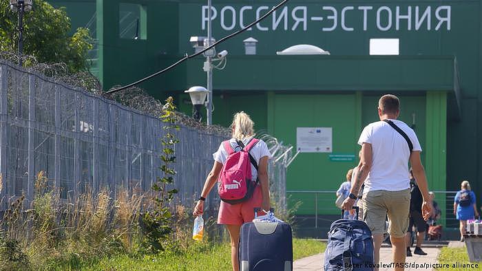 根据欧盟边境管理机构Frontex统计的数据，过去6个月，近100万持俄罗斯护照的旅客进入欧盟。